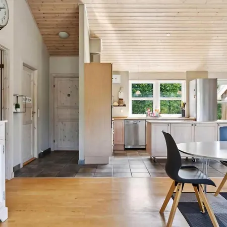 펜션 Charming Modern Summer House 4 Min From The