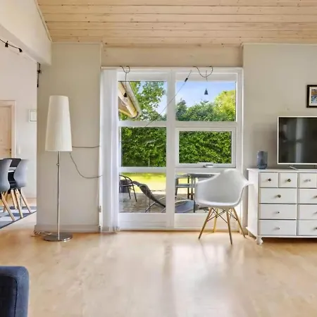 Semesterbostad Charming Modern Summer House 4 Min From The *